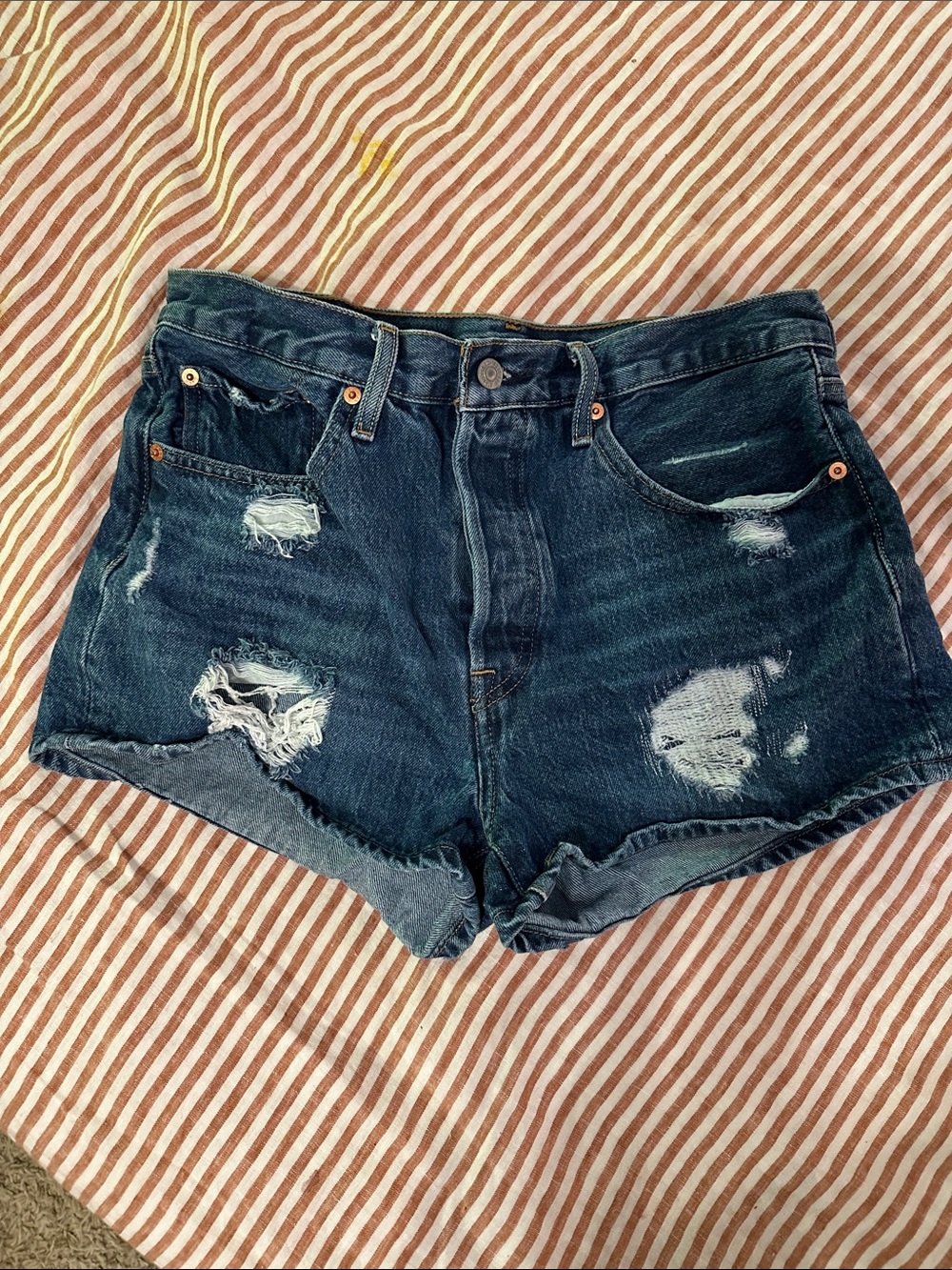 Levi’s 501 medium wash distressed denim shorts sz 30